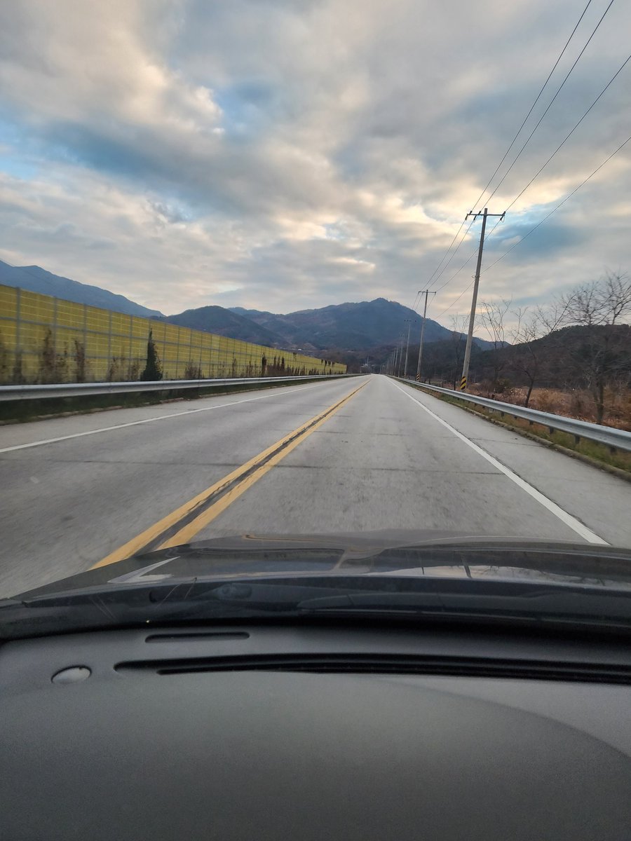 지나가는 차한대 없는길
아낙은 오늘도 이길을 달린다
공허와 연민 으로....