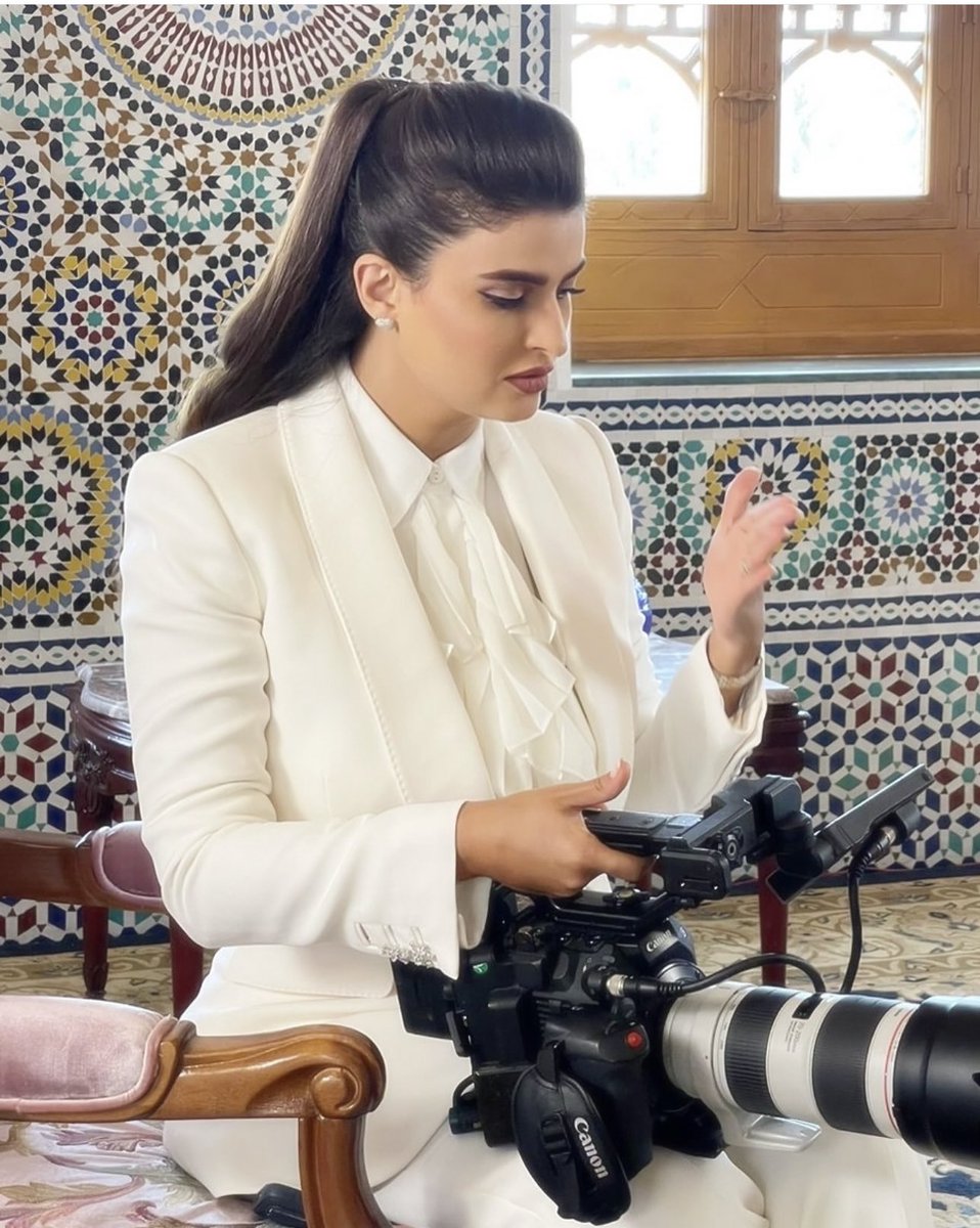 قريبا .. مهندس السياسة الخارجية العمانية”، و”خنجرها كما يلقب " 
يوسف بن علوي  في الجانب الآخر