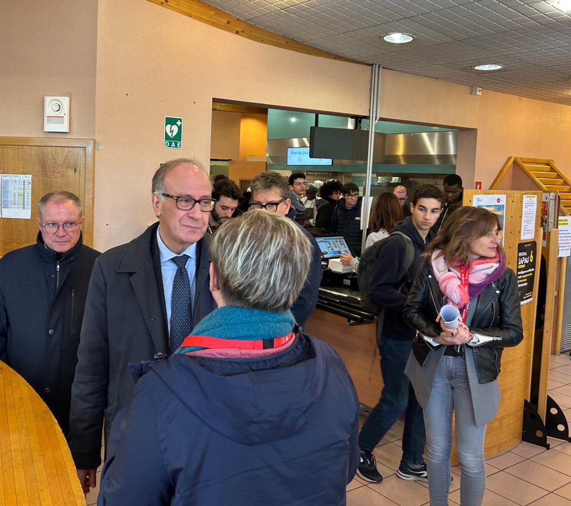 Région académique Nouvelle-Aquitaine (@ranouvaquitaine) on Twitter photo ▶️Poursuite de la visite du recteur <a href="/GalderisiClaud1/">Claudio Galderisi</a> dans les locaux du CLOUS de Pau et échange avec personnels et étudiants au <a href="/Crous_Bordeaux/">Crous de Bordeaux-Aquitaine</a> du RU La Vague, de la cafétéria Arlequin et de la nouvelle résidence Broquedis qui propose des espaces communs partagés. ▶️Poursuite de la visite du recteur <a href="/GalderisiClaud1/">Claudio Galderisi</a> dans les locaux du CLOUS de Pau et échange avec personnels et étudiants au <a href="/Crous_Bordeaux/">Crous de Bordeaux-Aquitaine</a> du RU La Vague, de la cafétéria Arlequin et de la nouvelle résidence Broquedis qui propose des espaces communs partagés.