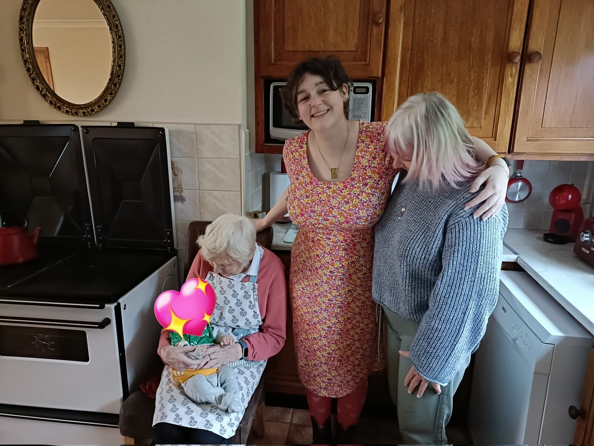 Dr. Leeanne Hinch ✨🌼✨ (@spillzhinch) on Twitter photo Fingers crossed everyone for the eldest daughter of an eldest daughter of an eldest daughter of an eldest daughter 😅😂 Fingers crossed everyone for the eldest daughter of an eldest daughter of an eldest daughter of an eldest daughter 😅😂