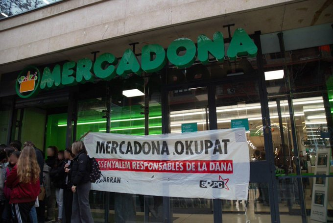 arranmolins's tweet photo. Ens agradaria compartir unes reflexions sobre la okupació del Mercadona del passat dilluns. 

Aquestes accions tenen sentit per diversos factors: 👇🧵 https://t.co/XF25AL3nTd