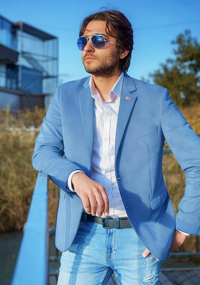 Zekanın verdiği suskunluk, aptal bir zeminde güçsüzlük olarak algınanır… 

#enderemek