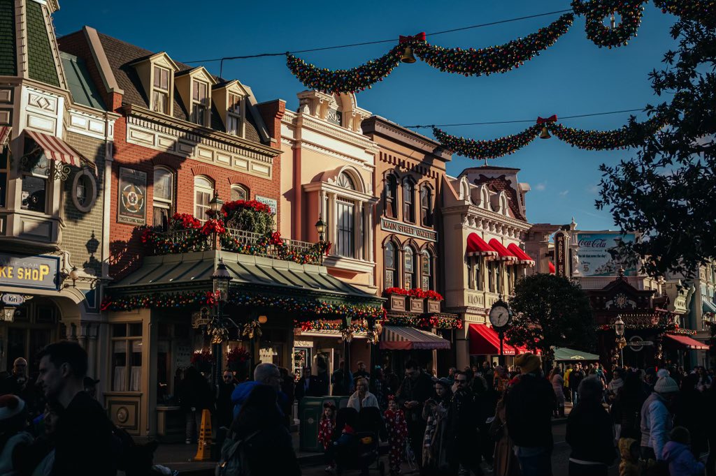 leecartwrightph's tweet photo. Disneyland Paris was a festive treat https://t.co/TwcfMPg5TG