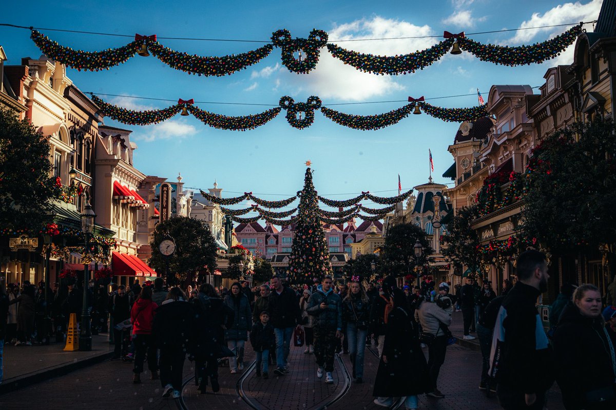 leecartwrightph's tweet photo. Disneyland Paris was a festive treat https://t.co/TwcfMPg5TG