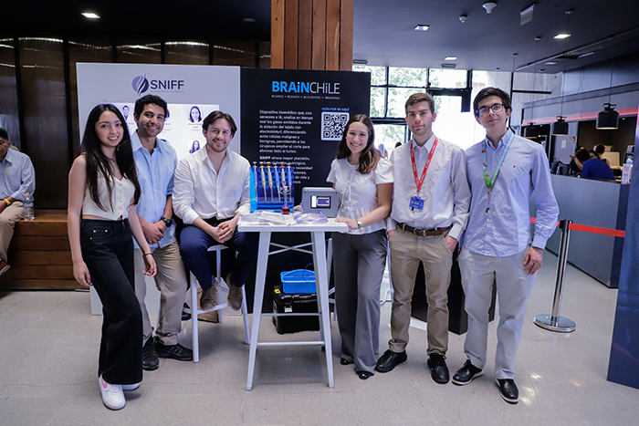 #RolPúblicoUC 🎗️ Dispositivo que combate la mortalidad del cáncer de mama obtuvo el 1er lugar de #BRAINChile 2024.🥇👏 “SNIFF” es una prueba cuantitativa y no invasiva que disminuye la tasa de márgenes positivos para la detección del cáncer. Lee más aquí: acortar.link/xdLipi