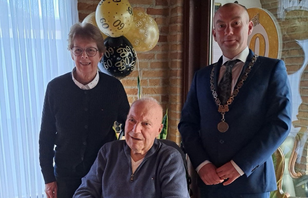 Het echtpaar Bleij - Arts uit Dreumel is 60 jaar getrouwd💞. Een bijzonder mooie mijlpaal. Daarom kwam burgemeester Vincent van Neerbos hen persoonlijk feliciteren.