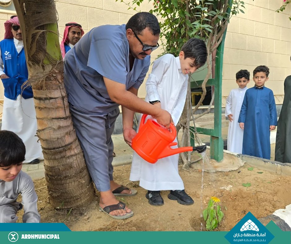 ardhmunicipal's tweet photo. بمناسبة #اليوم_العالمي_للتطوع طلاب وطالبات روضة ومدرسة الطفولة المبكرة بالخل يشاركون #بلدية_محافظة_العارضة في زراعة الورود .

#بلدية_محافظة_العارضة |#أمانة_منطقة_جازان https://t.co/6ooyiCZ13M