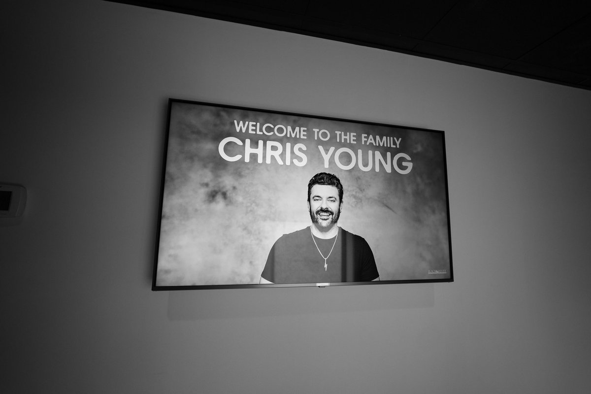 ChrisYoungMusic tweet media