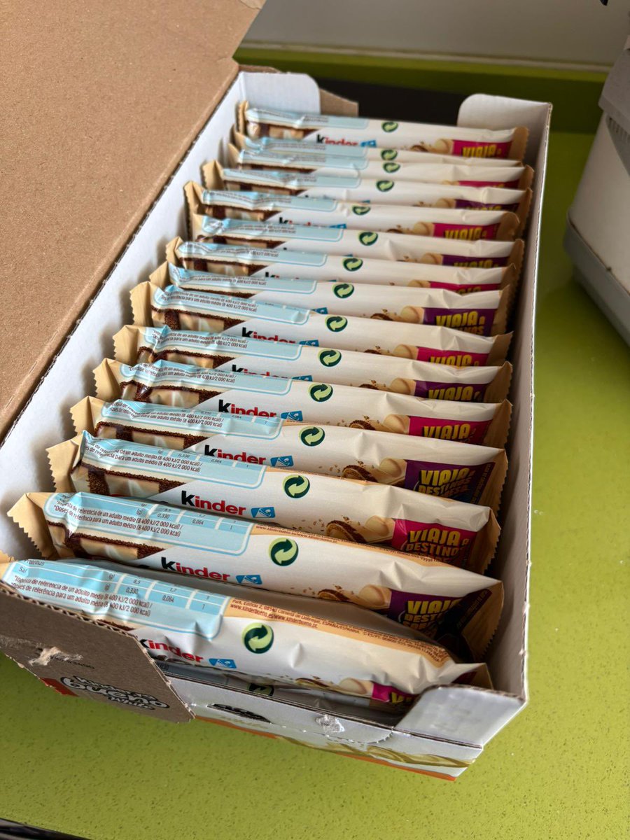 anamariiarr1's tweet photo. Lo de que @DavidFlore__  haya comprado una caja de kinder buenos para cuando sus amigas se pongan malas????? https://t.co/aLeD4iKMTY