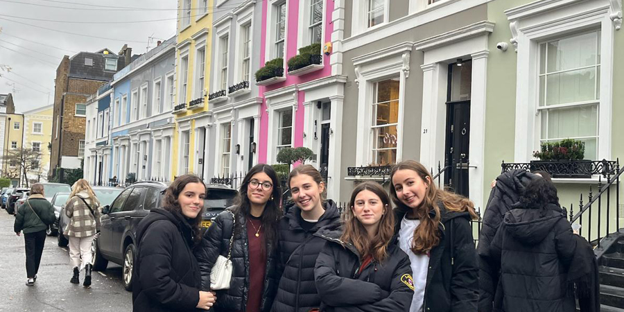 OneFarringtons's tweet photo. The boarders have had a fantastic time over the last two weekends! They have got into the festive spirit by decorating their common room with a Christmas tree, enjoyed some shopping at Bluewater, taken in the magical London Christmas lights &amp; the charming streets of Notting Hill. https://t.co/SGPdmgCSVo