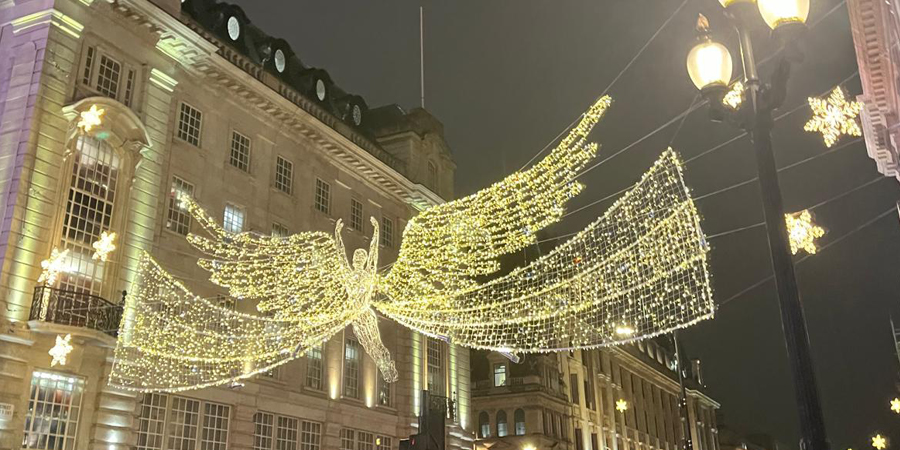 OneFarringtons's tweet photo. The boarders have had a fantastic time over the last two weekends! They have got into the festive spirit by decorating their common room with a Christmas tree, enjoyed some shopping at Bluewater, taken in the magical London Christmas lights &amp; the charming streets of Notting Hill. https://t.co/SGPdmgCSVo