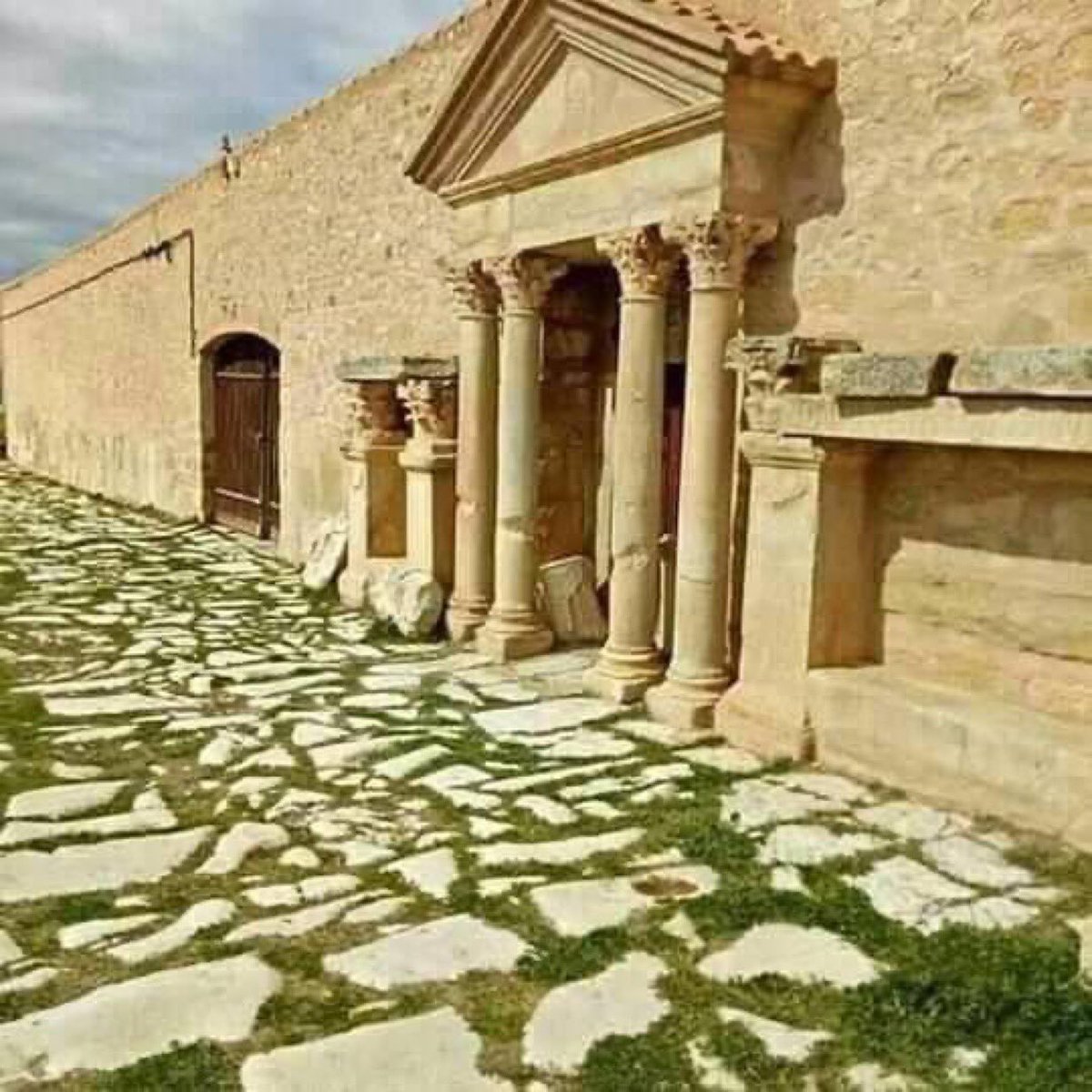 أقدم وأول جامعة في أفريقيا والشرق الأوسط  في #الجزائر..عندما كان البعض غارق في وأد البنات ! 
جامعة “#مادور” أقدم وأول جامعة في إفريقيا بمدينة “ مداوروش” بولاية سوق أهراس 🇩🇿،، بنيت الجامعة في عهد الملك النوميدي #سيفاكس حوالي 230/220 قبل الميلاد ، و كانت قبلة للعديد من التلاميذ و