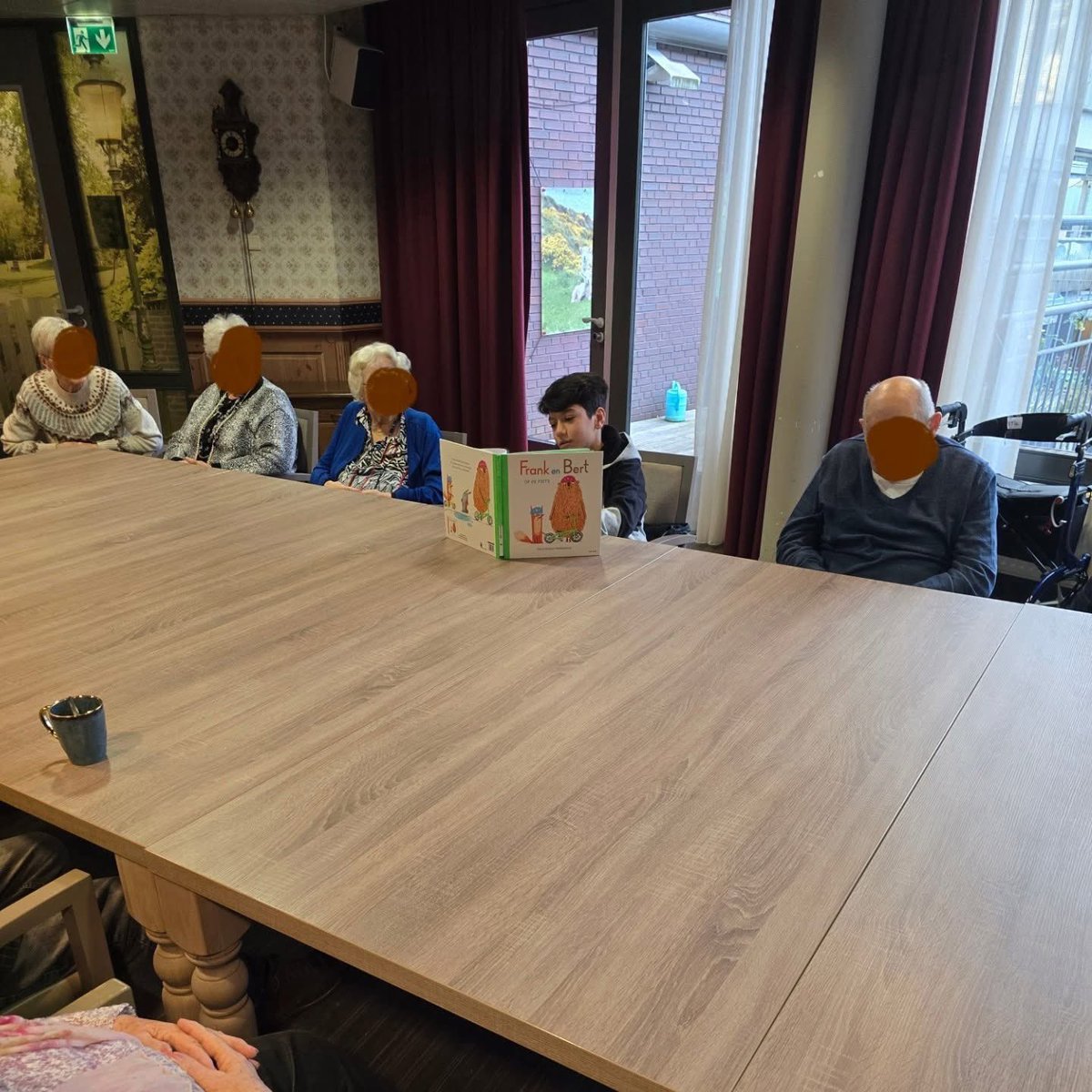 Boeken brachten jong en oud samen. Een groep leerlingen, kinderen van onze vrijwilligers, bezocht een verzorgingshuis en las boeken voor aan de ouderen. Het was een bijzondere en plezierige ervaring voor beide partijen, en iedereen was zeer tevreden.
#boek #ouderen # voorlezen