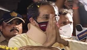 Sundarspeak57's tweet photo. उद्धव ठाकरे वर्षा बंगला सोडताना पूर्ण महाराष्ट्र हळहळला होता. 

आणि आता एकनाथ शिंदे वर्षा बंगला सोडत आहेत तर लोकं हसत आहेत.

हाच काय तो फरक. https://t.co/U0OPp1XMWH