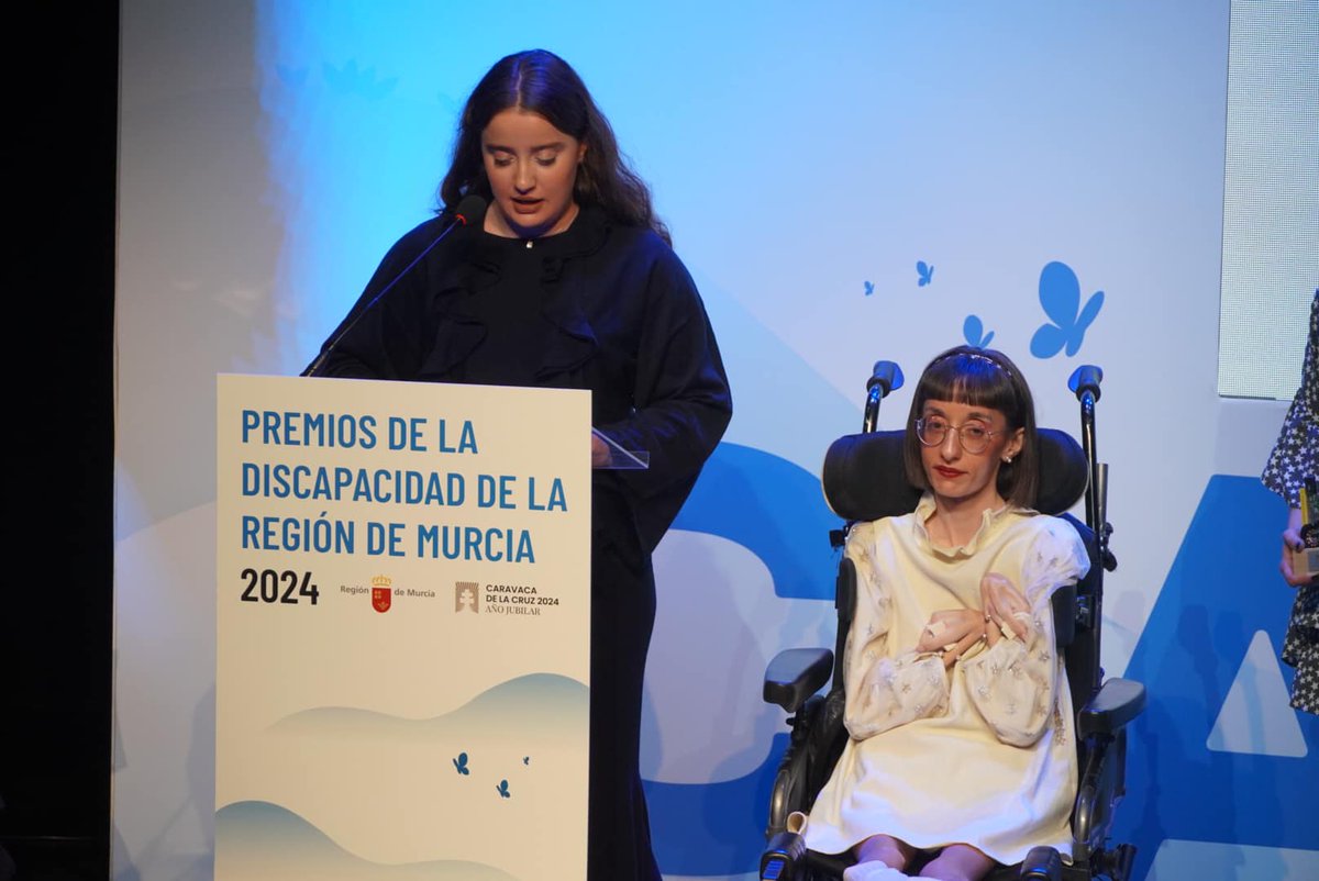 🎉 La jumillana Eva López Abellán ha recibido  uno de los Premios de la Discapacidad de la Región de Murcia, otorgados por la Consejería de Política Social, Familias e Igualdad. 🌟¡Un reconocimiento más que merecido por su esfuerzo y dedicación! 👏💪 #OrgulloJumillano #Inclusión