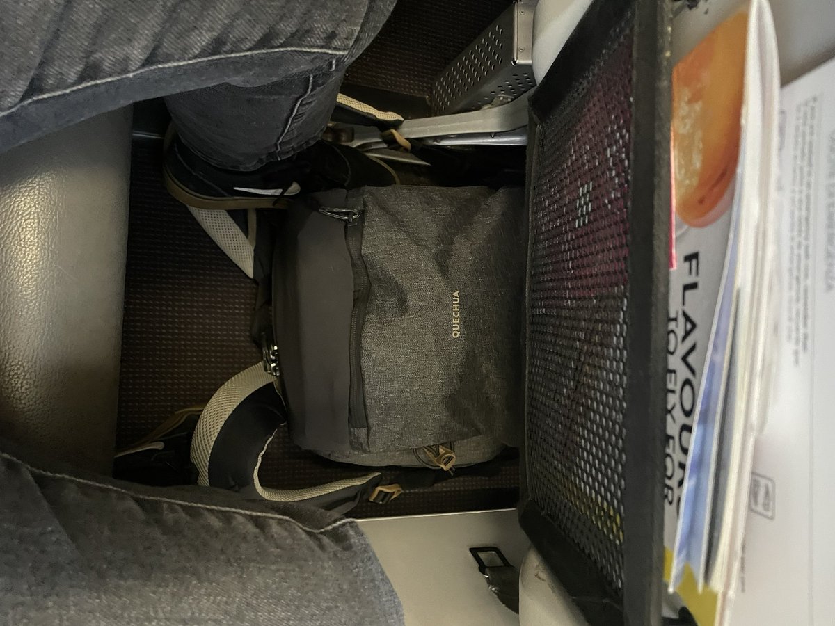 patriciamval's tweet photo. @consumidores la compañía aérea @vueling me acaba de hacer pagar 60€ por una mochila de mano que las medidas permitidas. Prueba de ello es que cabe en los pies como piden en sus condiciones, y en la compra se ve las medidas. https://t.co/oqUeRRjHVc