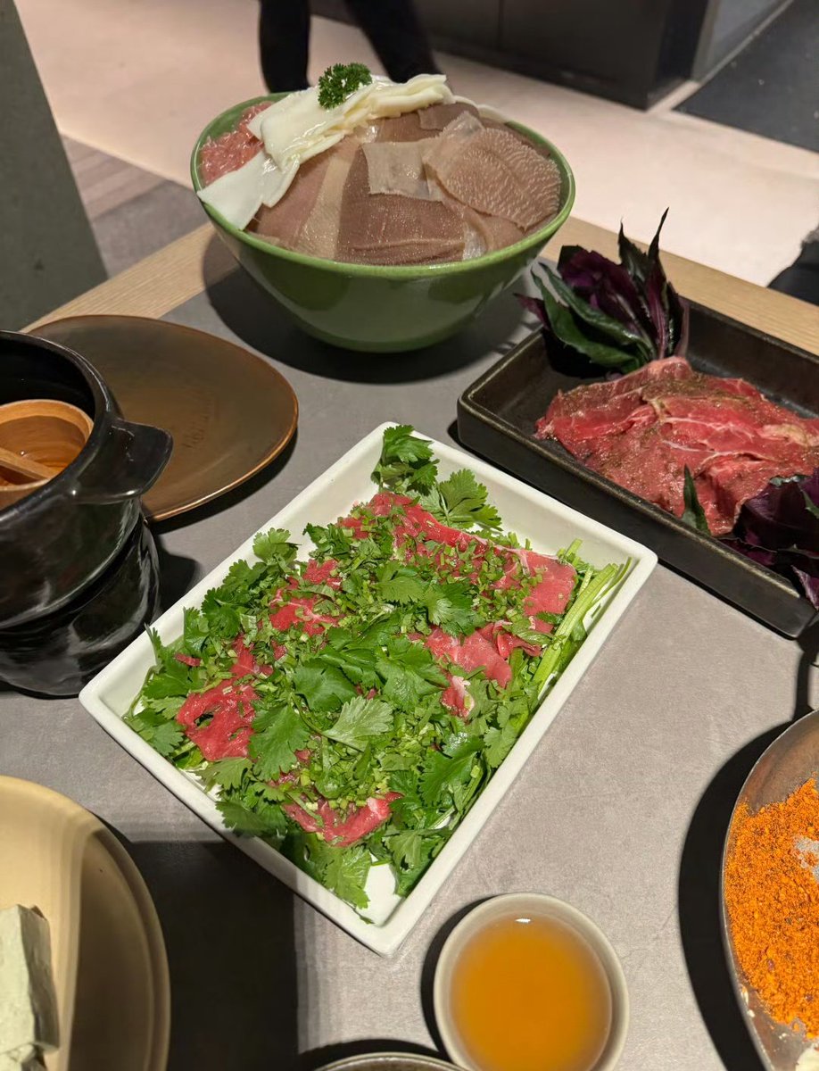 回来的最晚的一次，明天上班估计又要迟到了，12月才过了5天已经迟到两次了，昨晚冲的一次，加上今晚陪同事过生日搞的有点晚…… https://t.co/ktgwWOwmvL