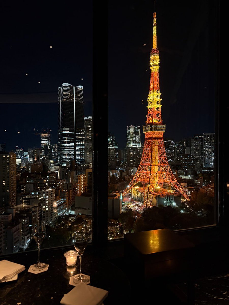 The night view of the metropolis is eye-catching, with flashing neon lights, towering skyscrapers, and looking into the distance, the Milky Way is reflected in the bright night sky.