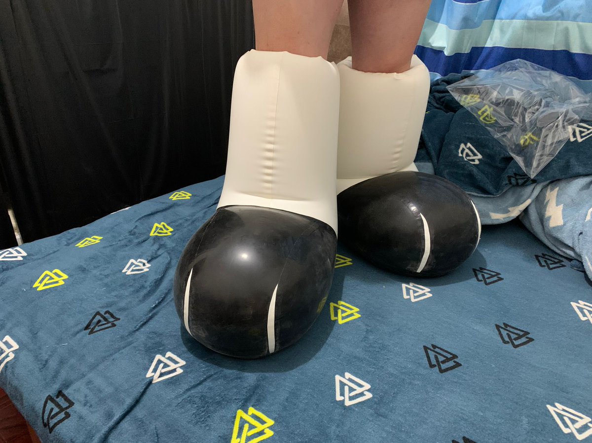 Kurosuke_Zero's tweet photo. New made kemono latex inflatable feet https://t.co/oc8eLz8gpN