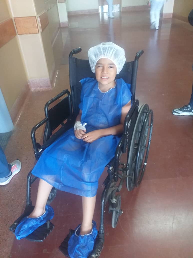 MamaLisVzla's tweet photo. ¿Se acuerdan de Edward? Necesita que lo apoyemos con el rastreo, que tiene más de un año esperando, son $120. Con este rastreo sabremos si el tumor está activo o si ya Edward está fuera de peligro. 
Ayer por fin se le colocó el yodo aquel que nos costó tanto reunir para poder comprarlo ($3500), y que estuvimos durante mas de un año esperando que llegara, ya que el único fabricante (está en Argentina) había parado la producción.
Vamos con fe y mucha confianza, Edward pronto tocará la campana 🙏