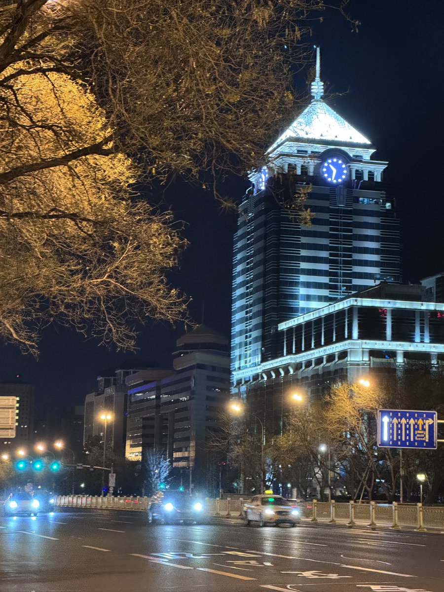 为什么我觉得北京一点都不好，一点都不方便，打车要到专门打车的地方，充电宝都要找半天，全程就是走路