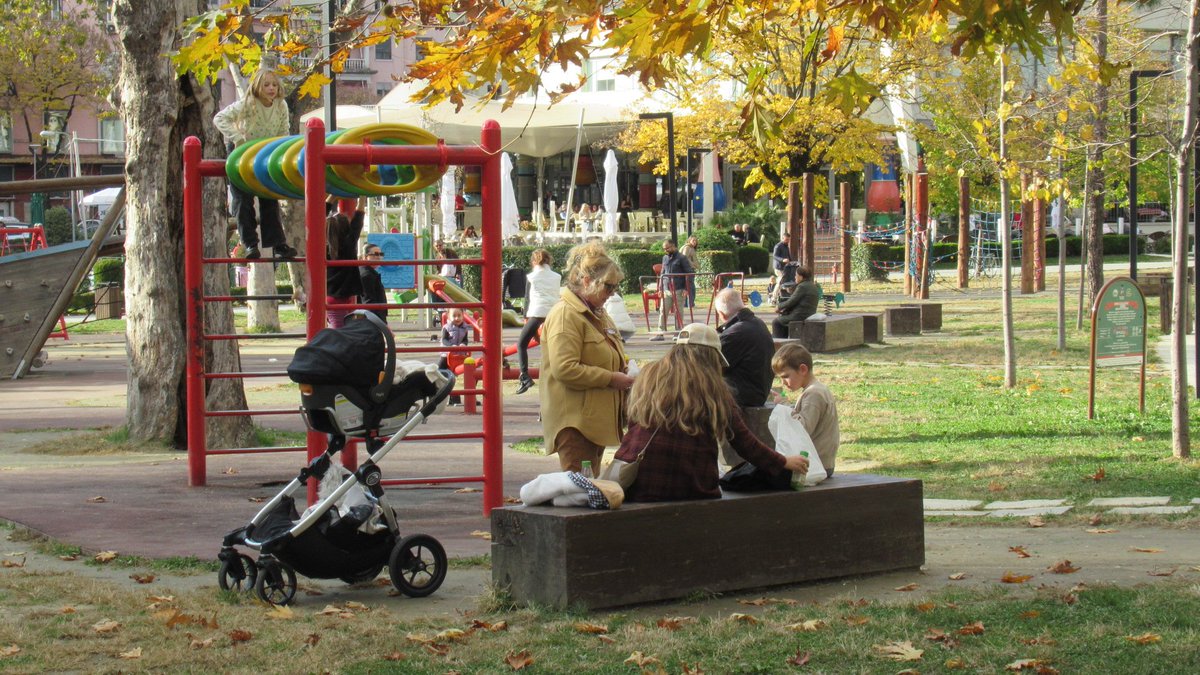 Penalosa_G's tweet photo. Parks are for PEOPLE.
You evaluate how good parks are if people go, stay, return; not about architectural awards.
Cities need park systems: neighborhood, city, passive, active, contemplative.
AAA: All Ages &amp; Abilities.
Everyone should have a park within a short walk. https://t.co/blBU2zp4D4