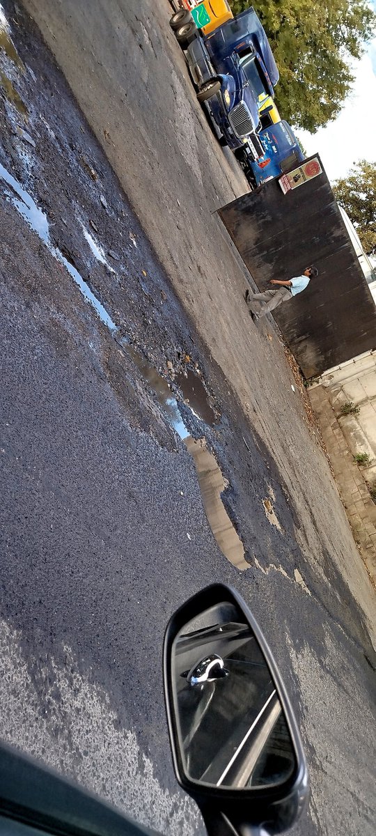 Amaya547's tweet photo. @FOVIALITO @ObraMunicipal ya se hizo un gran crater antes de llegar al @AgriculturaSV de soyapango a ver si se dignan en arreglarlo https://t.co/rWjooRpsnY