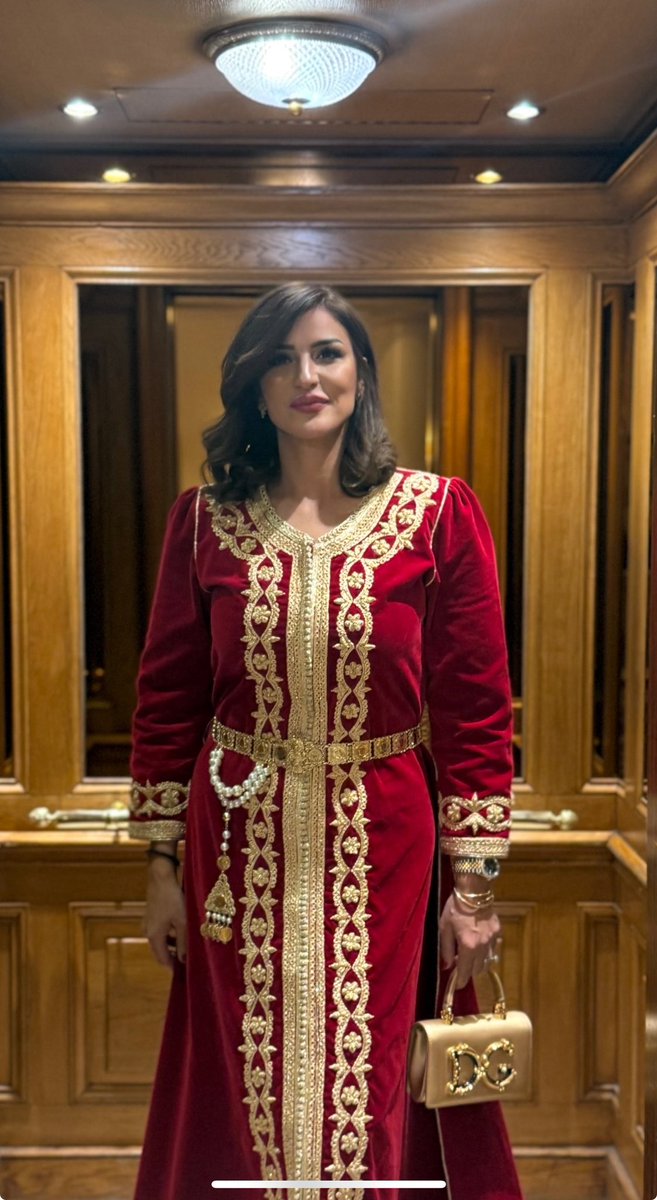 GhezzarHana's tweet photo. 🇩🇿Symbole d’Élégance : Le #Caftan Kadi Officiellement à l’UNESCO – Une Victoire pour le Patrimoine #Algérien

C’est avec une fierté immense que l’Algérie célèbre aujourd’hui une étape historique : l’inscription officielle du caftan kadi, tenue traditionnelle emblématique de l’Est algérien, au #patrimoine culturel immatériel de l’humanité de l’UNESCO. Cet accomplissement n’est pas qu’un hommage à un vêtement ancestral, mais la reconnaissance d’un héritage riche, témoin de siècles d’artisanat, de savoir-faire et d’identité culturelle.

Le rôle de la délégation algérienne dans cette réussite est à saluer avec admiration et gratitude. Pendant longtemps, cette équipe passionnée a œuvré avec persévérance pour défendre la valeur inestimable de cet héritage. Grâce à leur travail acharné, l’UNESCO a inscrit non seulement le caftan kadi, mais également d’autres trésors traditionnels algériens tels que la #gandoura constantinoise, la #melhfa, ainsi qu’une vaste collection d’éléments vestimentaires et accessoires, notamment :
•Le qaât,
•Le kouït,
•Le lahaf,
•La châchia,
•Le seroual,
•La dakhila,
•Le lougaâ,
•Le mandil,
•Le qanour,
•La ceinture.

Ces vêtements sont ornés par des techniques artisanales ancestrales comme le m’jeboud, le fetla, le kantil et le tell. À cela s’ajoutent des bijoux traditionnels d’une grande valeur artistique et culturelle, tels que :
•La châchia bel soltani,
•Le khit errouh,
•Les manakech,
•Le mechref,
•Le khelkhal.

Ces éléments représentent une mosaïque culturelle unique, qui témoigne de la richesse et de la diversité de la culture de l’Est algérien. Leur inscription au patrimoine immatériel de l’UNESCO met en lumière l’importance de préserver cet héritage pour les générations futures.

Cet accomplissement est un message fort : la #culture #algérienne, dans toute sa splendeur et sa diversité, mérite d’être protégée, célébrée et partagée avec le monde entier. Félicitations à la délégation algérienne pour avoir porté haut et fort l’identité culturelle du pays !

#Algerie #Unesco #CaftanAlgerien #CaftanKadi #القفطان_الجزائري  #قفطان_القاضي_الجزائري #يونسكو #ثقافة