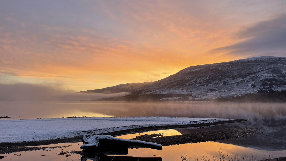 jenscotney's tweet image. Beautiful sunrise walk at the loch today 🌅