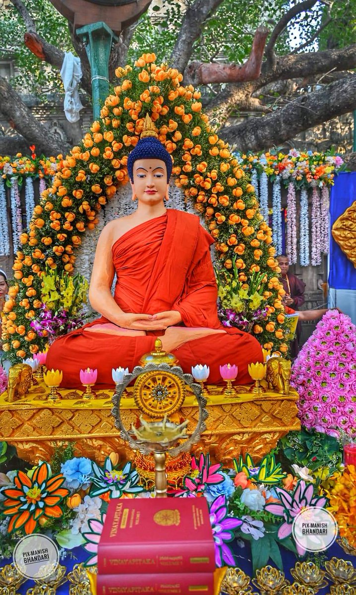 AniketDhanuk_'s tweet photo. Global Buddhist sangha participating in the 19th International tipitaka chanting ceremony at Mahabodhi Temple Bodhgaya Bihar India #mahabodhitemple #peace #Tipitaka #buddha #bodhgaya #gaya #Bihar #tourism #IncredibleIndia https://t.co/SrGNMDwbxz