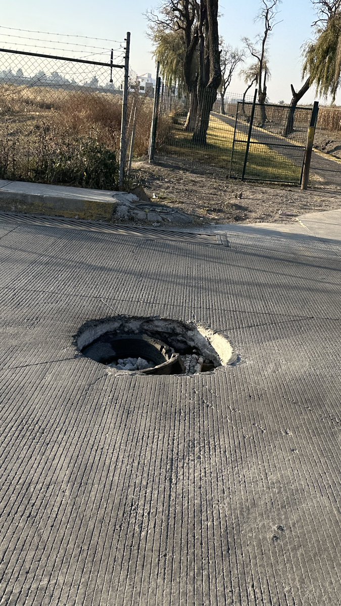 Jessica_Mar's tweet photo. Varias coladeras sobre Av. Estado de México entre garis y escuela tot llevan así MESES, ayer no solo se me ponchó la llanta con mis dos hijos en el coche, también perdimos 4 hrs en lo que esperábamos la grúa. 
Tendrás alguna iniciativa en donde paguen llantas? https://t.co/DUZAzkVN31