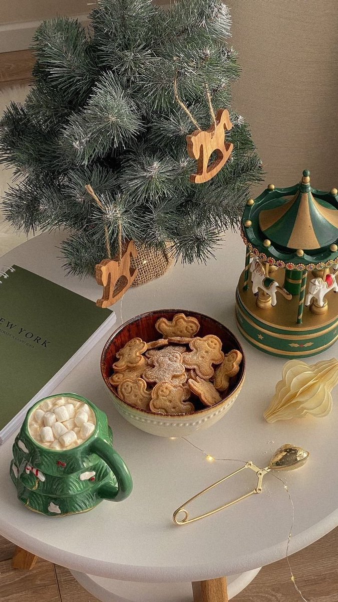 etherealdior's tweet photo. 18 days until christmas! 🎄 https://t.co/OZj1m7o9tJ
