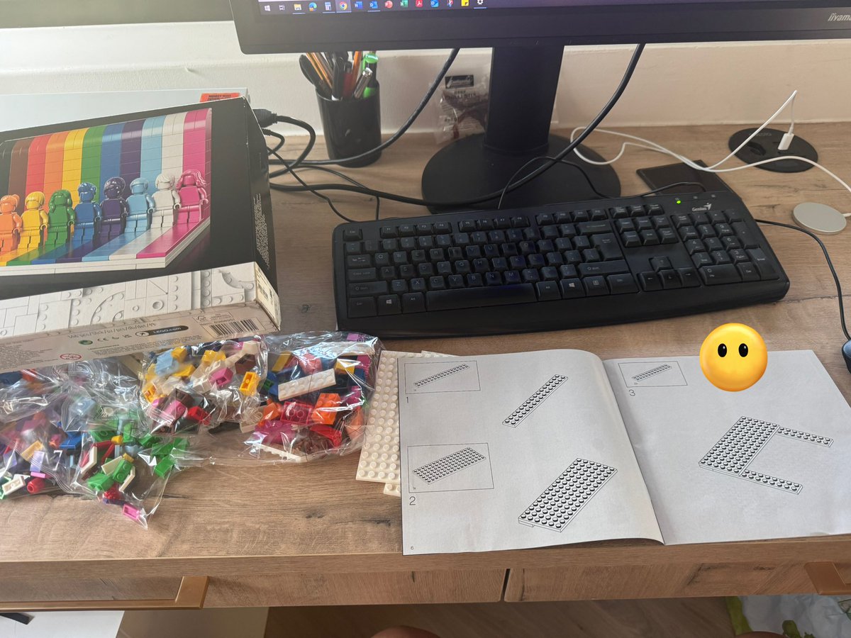 hitz1981's tweet photo. Oh no @LEGO_Group . This is devastating. Opened up to do my Everyone Is Awesome build and step 3 there’s already a piece missing 😭😭😭 devastated https://t.co/uPtEdYDHT5