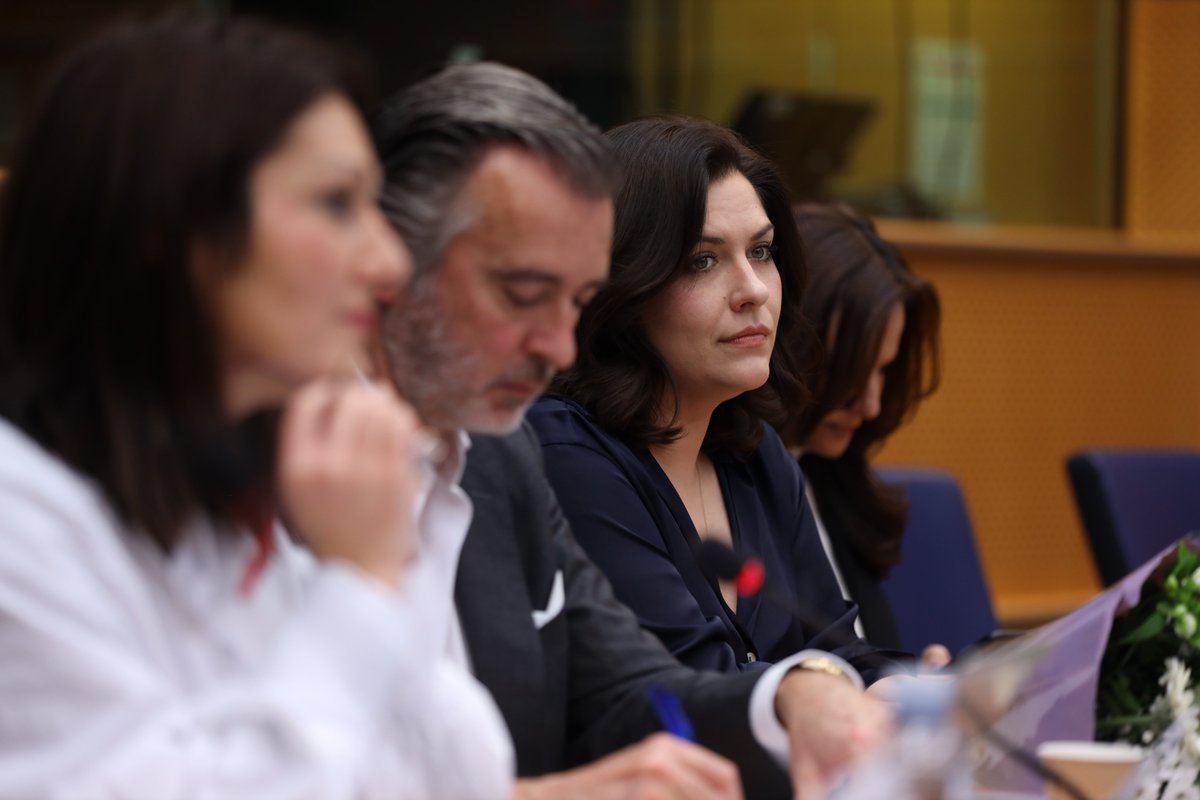 Renew Europe (@reneweurope) on Twitter photo We stand with the Venezuelan opposition! 🇻🇪🇪🇺
The repression of the opposition in Venezuela must stop and the election results must be transparent & respected.
Today our members met with Venezuelan opposition leader <a href="/MariaCorinaYA/">María Corina Machado</a> from our sister party <a href="/VenteVenezuela/">Vente Venezuela</a> We stand with the Venezuelan opposition! 🇻🇪🇪🇺
The repression of the opposition in Venezuela must stop and the election results must be transparent & respected.
Today our members met with Venezuelan opposition leader <a href="/MariaCorinaYA/">María Corina Machado</a> from our sister party <a href="/VenteVenezuela/">Vente Venezuela</a>