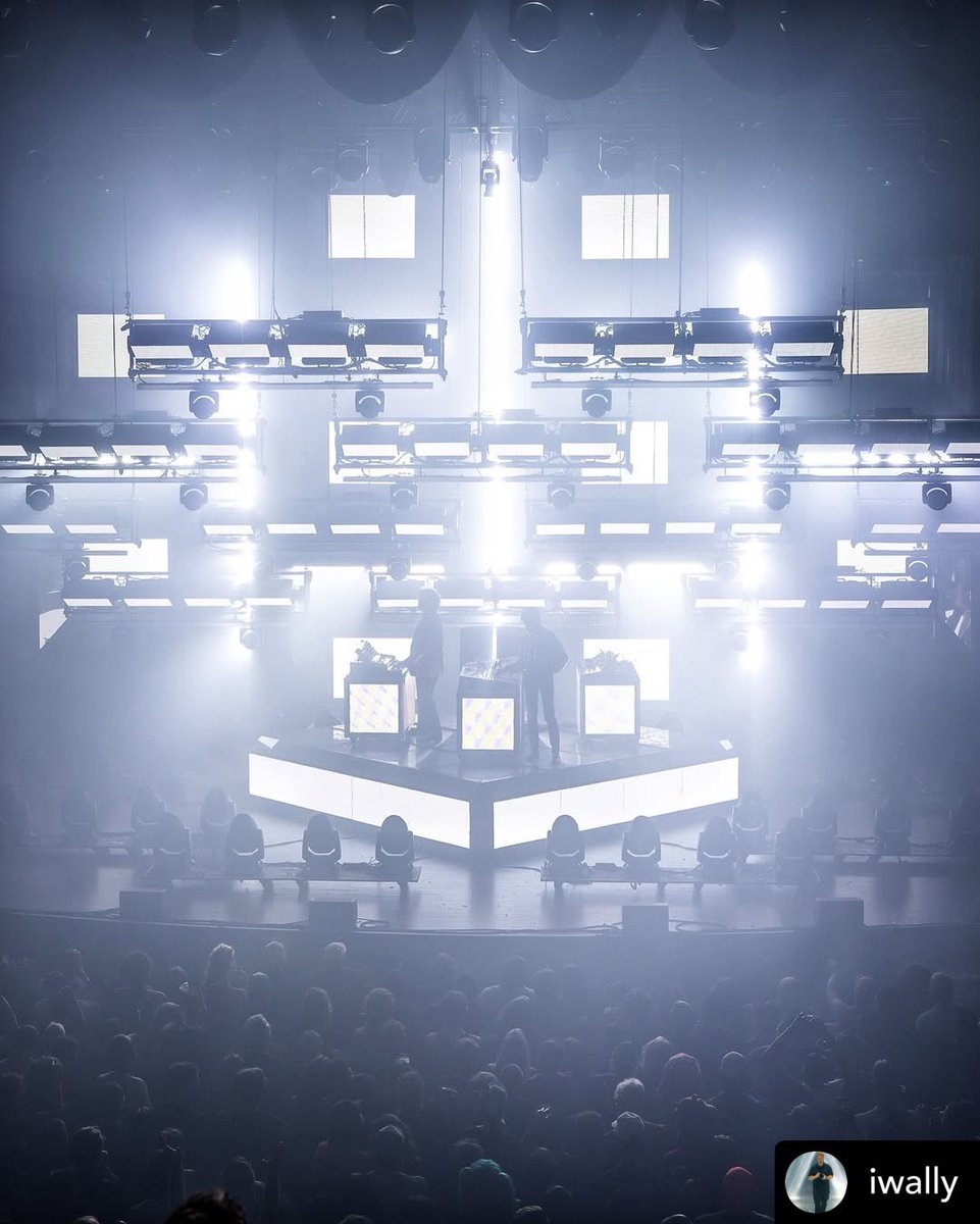 TheRobeWay's tweet photo. Bringing our #WayCoolWednesday to the ATL captured by Taylor Wallace at The Eastern for Justice with #lightingdesigner Vincent ‘Lewis’ Lerisson &amp; @Robelighting #MegaPointe &amp; #Tetra2 luminaires.

#therobeway #robelighting #robeontour #concertlighting #concertphotography #tourlife https://t.co/XjVpC9Cm47