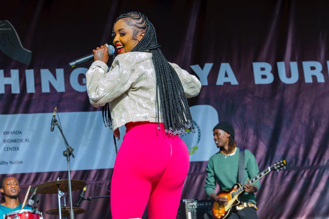 🚨 Kuva umuhanzi MARINA yava kugikoresha Nigeria agaragaye mu ruhame !! 😳🙆‍♂️