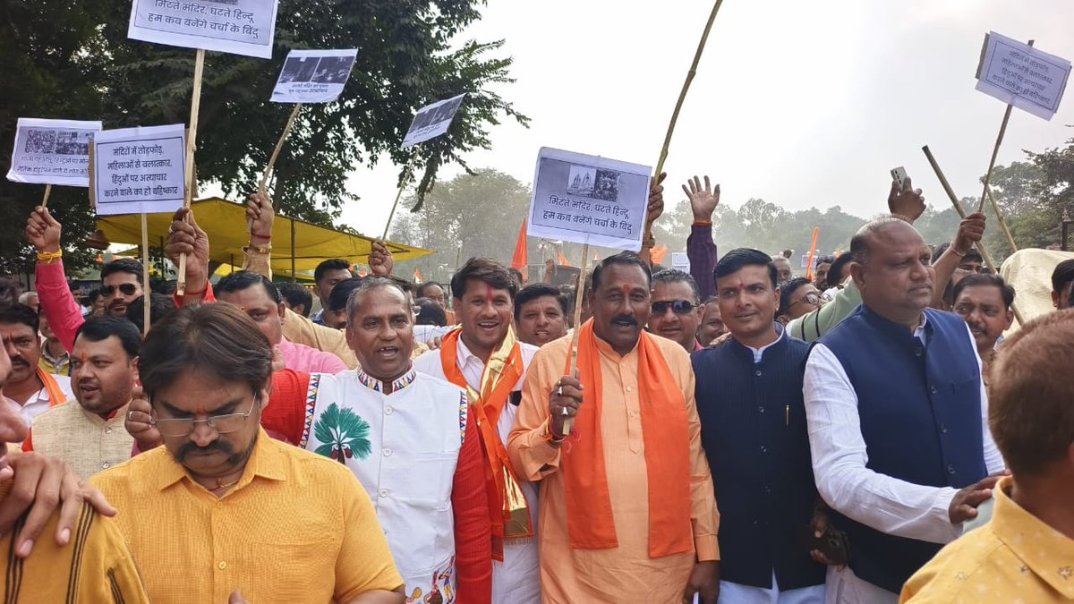 dariyavsingh_'s tweet photo. अब जाग उठे है हम कुछ कर के दिखा देंगे 
ए माँ तेरे चरणों मे आकाश झुका देंगे। 🚩
#बांग्लादेशी_हिन्दू #धार 
🚩🚩🚩 https://t.co/fQixiV91GS