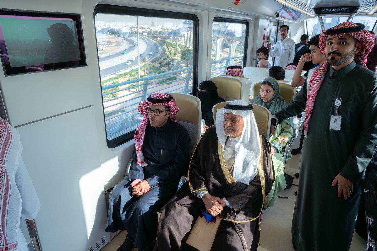 توقفت وتأملت هذه الصورة قليلاً..وكأني بها اختزلت قصة السعودية وقيمها التي قامت عليها في صورة.

الأمير تركي الفيصل، ابن لملك، وحفيد لملك وإمام. يجلس بتواضع و وئام بين أبناء شعبه، على متن #قطار_الرياض. لا حاشية ضخمة، لا حرس تمنعه وتفصل بينه وبين بقية أفراد المجتمع، ولا كابينة خاصة