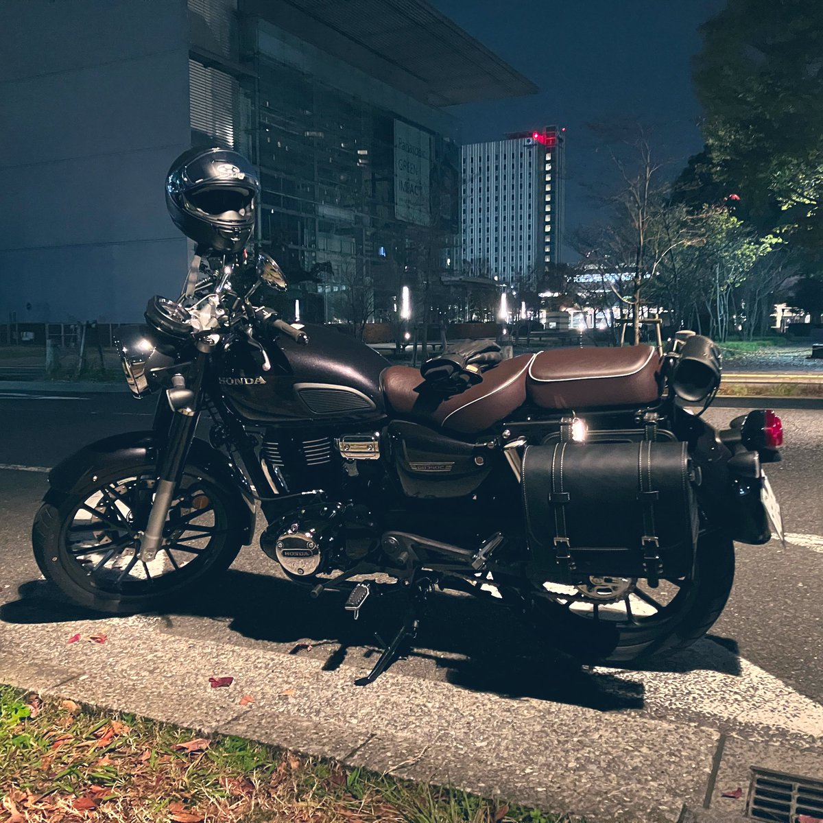 S1N_Shinya's tweet photo. 真夜中のビックサイト周辺は静かでいいぞー
#GB350C #ナイトツーリング https://t.co/dY5Au9VFSR