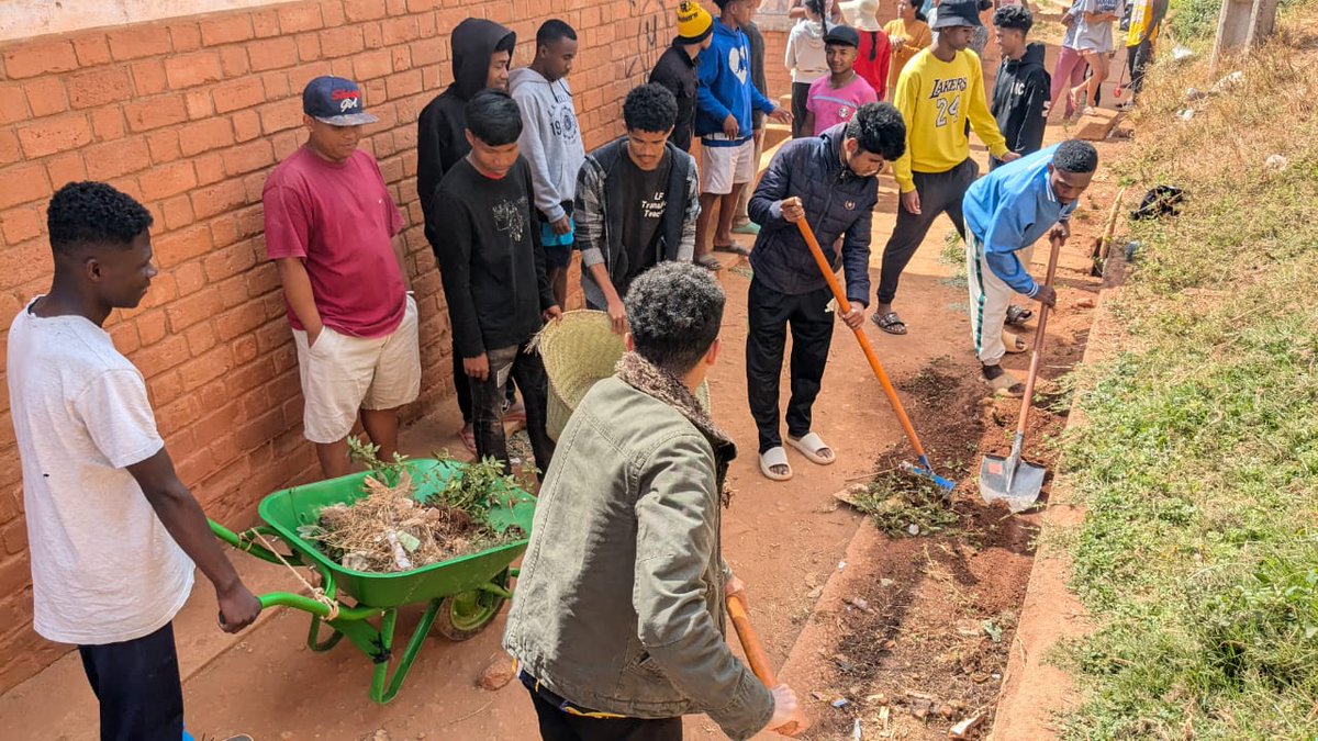 PNUD_Madagascar's tweet photo. #irftanora
Initiative #C3M, soutenue par le projet.
#Ensemble pour La Consolidation de la #Paix grace à un environnement sain et propre au campus d'Ankatso.
@PBFMadagascar
@mdoucey
@JoachimOUEDRAO4
#Youth4peace
#Peacebuilder https://t.co/r5U3XFDekm