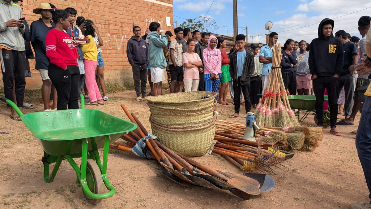 PNUD_Madagascar's tweet photo. #irftanora
Initiative #C3M, soutenue par le projet.
#Ensemble pour La Consolidation de la #Paix grace à un environnement sain et propre au campus d'Ankatso.
@PBFMadagascar
@mdoucey
@JoachimOUEDRAO4
#Youth4peace
#Peacebuilder https://t.co/r5U3XFDekm
