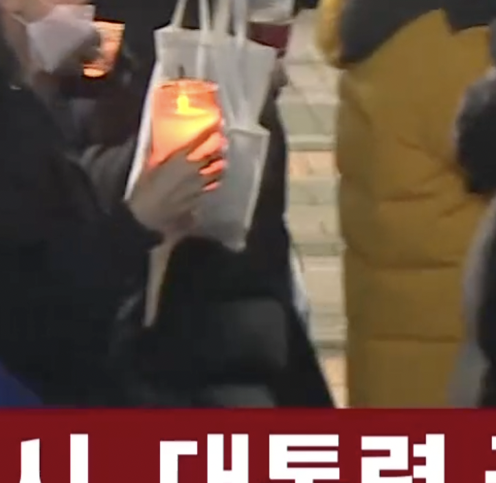 하 jtbc에서 촛불집회 보여주는데 다들 초에 종이컵 꽂고 걸어가는데 어떤 분 양키캔들 들고 벅뚜벅뚜..걸어가심 아ㅜ