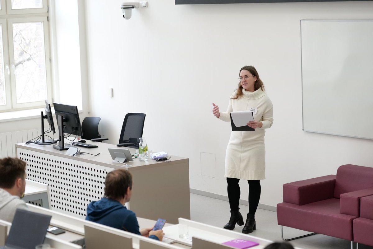 IRTIS (@irtis_muni) on Twitter photo 🇨🇿: 🌐 Cyberspace konference 2024
📅 29.–30. listopadu 2024
📣 keynote přednesla Laura Vandenbosch, která rozebírala dopady internetu a sociálních sítí na body image.
<a href="/L__Vandenbosch/">Laura Vandenbosch</a>
👩🏻💼 Tereza Hálová prezentovala o anonymitě na internetu za projekt PACC 🇨🇿: 🌐 Cyberspace konference 2024
📅 29.–30. listopadu 2024
📣 keynote přednesla Laura Vandenbosch, která rozebírala dopady internetu a sociálních sítí na body image.
<a href="/L__Vandenbosch/">Laura Vandenbosch</a>
👩🏻💼 Tereza Hálová prezentovala o anonymitě na internetu za projekt PACC