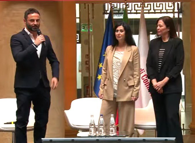 lucarallo's tweet photo. "C'è un mondo che sta soffrendo molto. C'è bisogno di dare consapevolezza, quindi agli imprenditori che spesso sono sotto scacco, a loro bisogna dare consapevolezza di innovarsi" - @mr_travaglini, founder @MamaIndustry
#ANGI #PremioANGI #adv
live: https://t.co/7yvCSOoeyG https://t.co/zR8lLzS41e