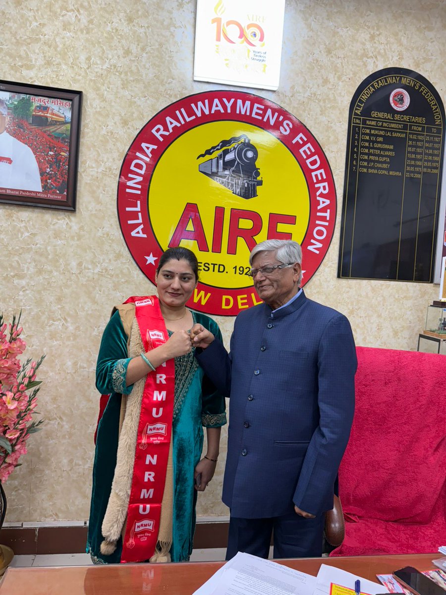आज नई दिल्ली स्थित AIRF मुख्यालय में हमारे रेलवे परिवार की गौरव बिटिया ज्योति, जो एक अंतर्राष्ट्रीय मुक्केबाज हैं, का स्वागत करते हुए अत्यंत हर्ष हुआ। उनकी उपलब्धियां न केवल परिवार बल्कि पूरे देश के लिए प्रेरणा स्रोत हैं। रेलवे परिवार उनकी मेहनत और समर्पण पर गर्व करता है। हम उनके