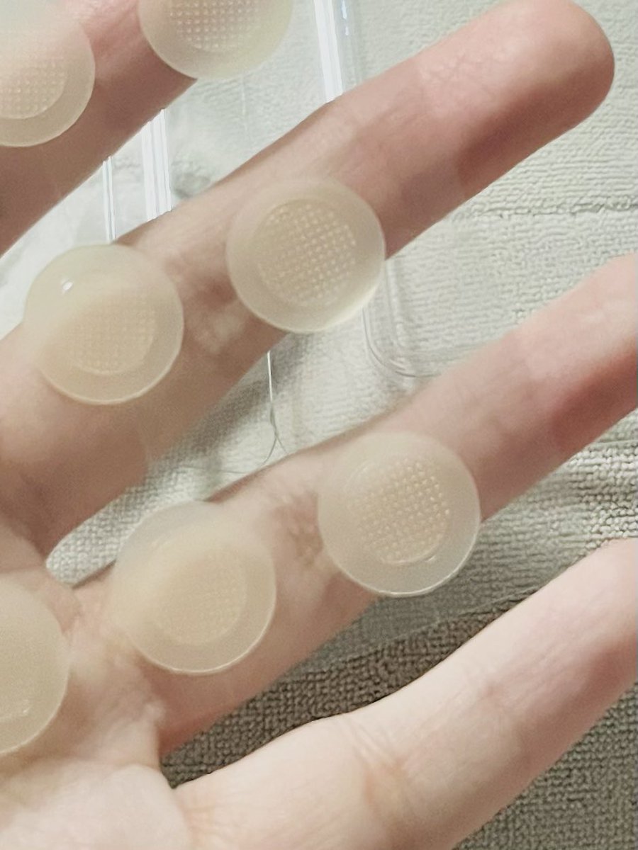 secretlyfura's tweet photo. Dah weh korang takyah serabut fikir cara kecutkan jerawat batu/tanpa mata tu. 

Guna microneedle acne patch ni! Berkesan habis on blind pimple 😆 1/2 malam kecut. https://t.co/kGbrp1SuQn