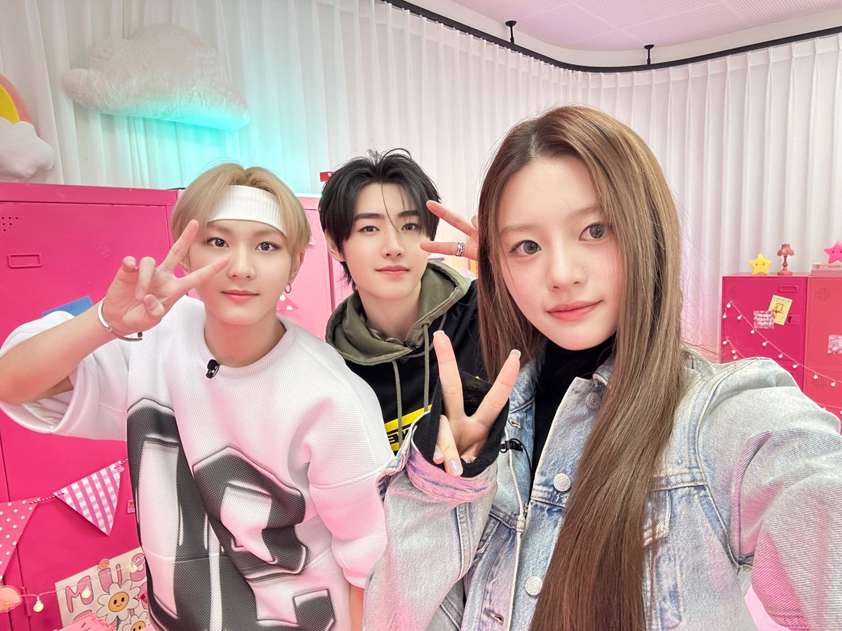 minju_cabinet's tweet photo. 💝민주의 핑크 캐비닛 네 번째 손님
엔하이픈 정원 &amp; 성훈 🐧🐱

정원, 성훈의 슈퍼리얼한 가방 속이 궁금하다면?
12월 5일 (목요일) 7:00PM EP. 4 최초 공개🌟

#민주의핑크캐비닛 #Studiok #민주
#엔하이픈 #ENHYPEN #정원 #성훈
#JUNGWON #SUNGHOON
#NoDoubt https://t.co/ND1Mtsfmud