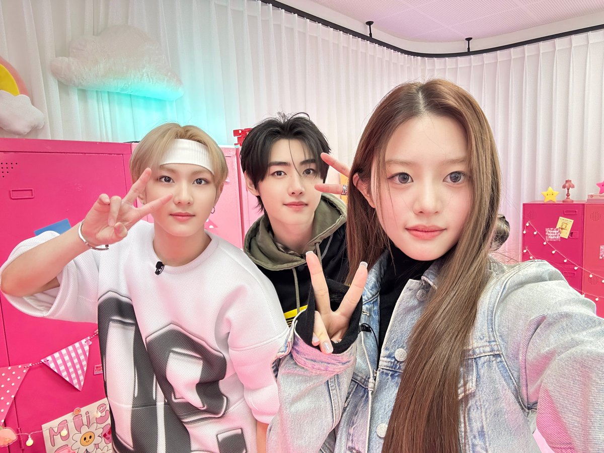 minju_cabinet's tweet photo. 💝민주의 핑크 캐비닛 네 번째 손님
엔하이픈 정원 &amp; 성훈 🐧🐱

정원, 성훈의 슈퍼리얼한 가방 속이 궁금하다면?
12월 5일 (목요일) 7:00PM EP. 4 최초 공개🌟

#민주의핑크캐비닛 #Studiok #민주
#엔하이픈 #ENHYPEN #정원 #성훈
#JUNGWON #SUNGHOON
#NoDoubt https://t.co/ND1Mtsfmud
