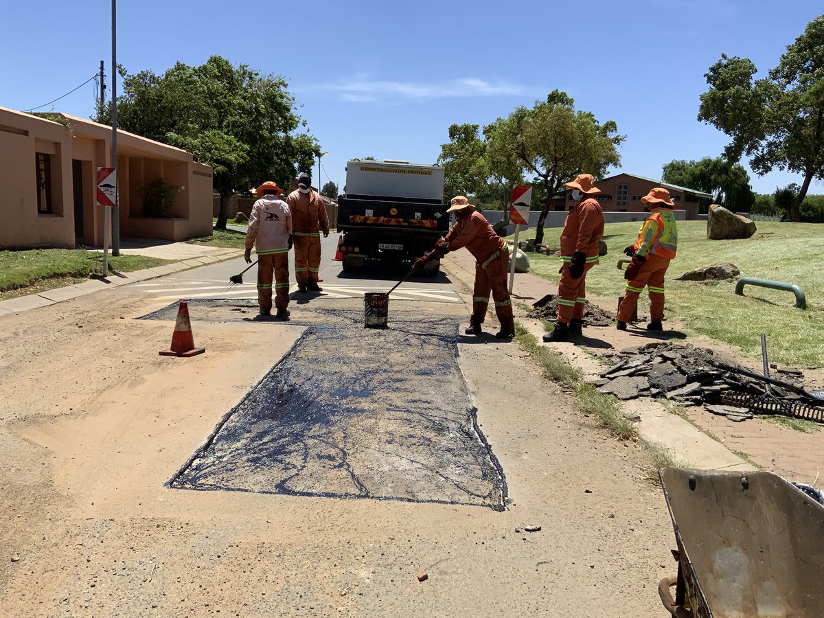 MyJRA's tweet photo. @Coj_RegionD @JoburgParksZoo #MegaBlitz 📸 Patching and Level 1 on Lali Street and Setemela Street, Moroka. @CRUM_CoJ @EISDcoj @CityofJoburgZA https://t.co/jmecl2FiTm
