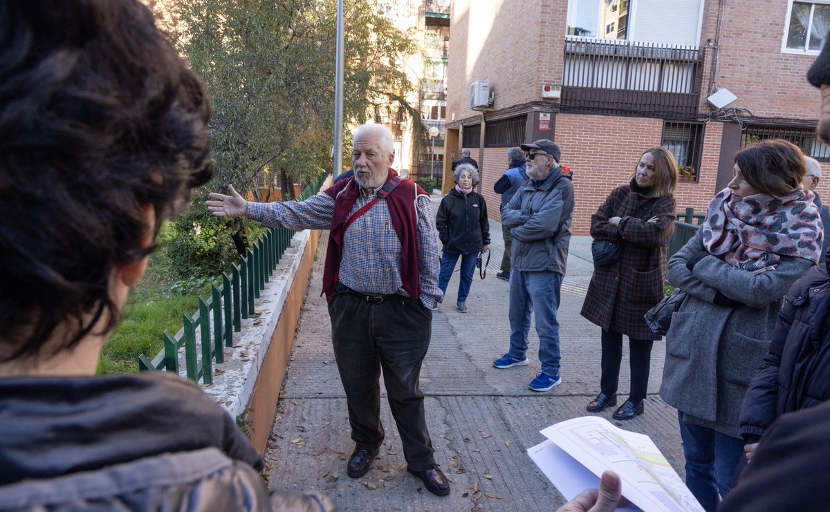 teshsidi's tweet photo. 🛑 Vecinas de @BSaconia resisten el 4º intento de construir una residencia privada en su barrio.

🚧 El proyecto destruiría jardines y un parque infantil, incrementando ruido, tráfico y contaminación.

⚖️ Ya ganaron 2 sentencias contra el vial necesario para la obra. https://t.co/2YW20YI4Yg